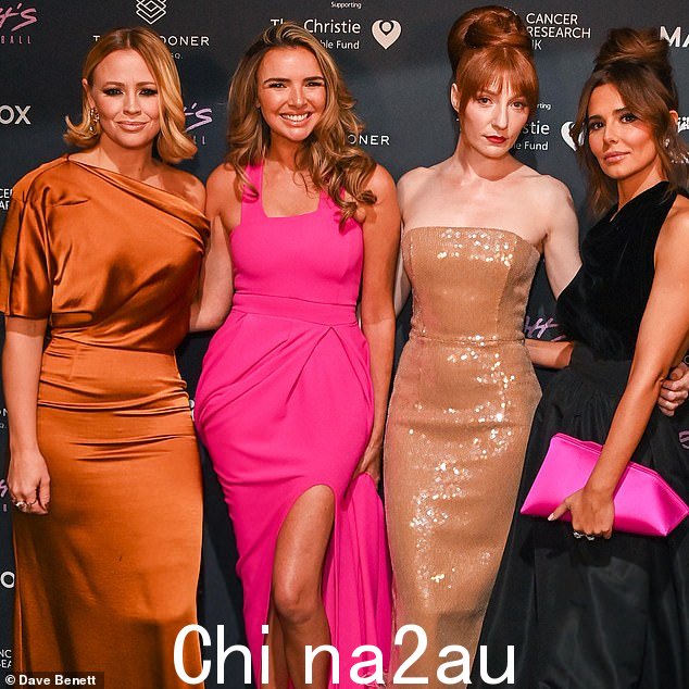 走了但没有被遗忘:女孩们(从左到右)Kimberley Walsh、Nadine Coyle、Nicola Roberts 和 Cheryl 用衷心的话语分享了 Sarah 的照片