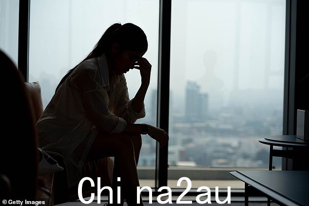 令汉娜愤怒的是,这段三分半钟的视频显示,当汉娜被从希思罗机场的土耳其航空航班上拖下时,乘客们爆发出热烈的掌声,其中一人喊道:“你”自由了,伙计!多年后,这些图像继续困扰着她