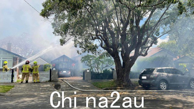 紧急救援人员于上午 9:30 左右被召集到北威洛比周六,有报道称好莱坞新月区的一处房屋完全被大火吞没。图片:NCA。