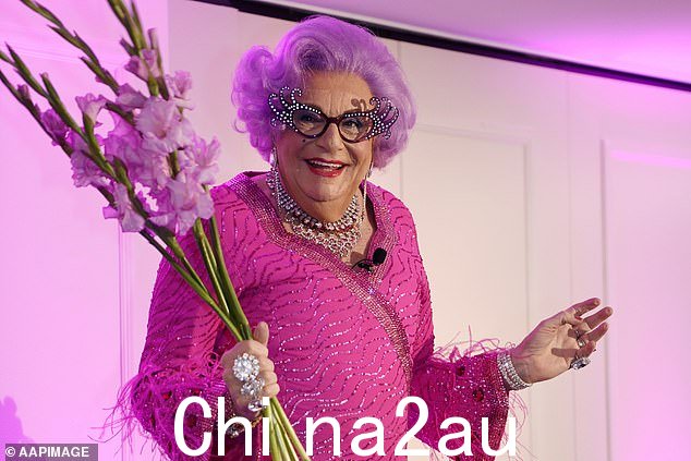 这位喜剧演员(如图)于 4 月份逝世,享年 89 岁,其亲人选择避开将于 12 月 15 日星期五上午 11 点举行的公开告别仪式,享年 89 岁