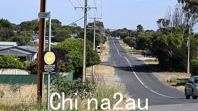 周五,18 岁的查理·史蒂文斯 (Charlie Stevens) 在古尔瓦海滩 (Goolwa Beach) 庆祝毕业典礼,据称晚上 9 点左右他在海滩路 (Beach Rd) 被一辆汽车撞倒