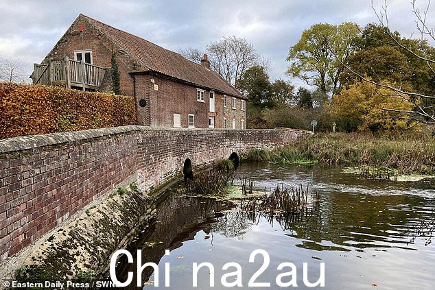 这条路沿着历史悠久的纳尔谷路 (Nar Valley Way) 行驶,这是一条 33 英里的路线,穿过诺福克风景如画的乡村