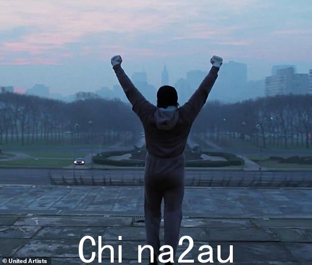 重击:“我真的希望至少能收回我剩下的一点权利,然后再将其传递给你的孩子——我相信这将是一个公平的姿态,”史泰龙在 2022 年 7 月的 Instagram 帖子中写道;演员是《洛奇》(1976) 中标志性场景的照片