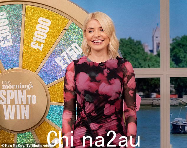 可怕:霍莉在发现自己是绑架阴谋的目标后,十月的今天早上为了“家人的缘故”离开了