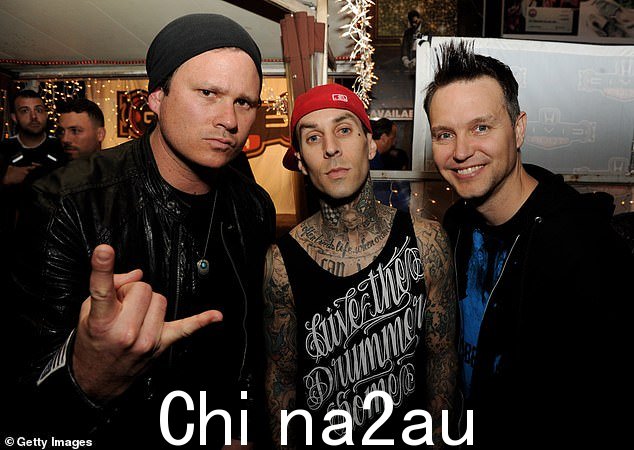 新音乐:Blink-182 上个月发行了他们的第九张录音室专辑《One More Time》,这是自 2011 年的《Neighborhoods》(图于 2011 年)以来第一张以乐队最知名阵容为特色的专辑。 )