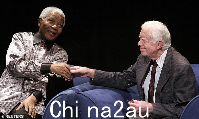 卡特继续运用他的外交专业知识,并“担任各种国际任务的自由大使”。 2007 年,他与纳尔逊·曼德拉 (Nelson Mandela) 合影
