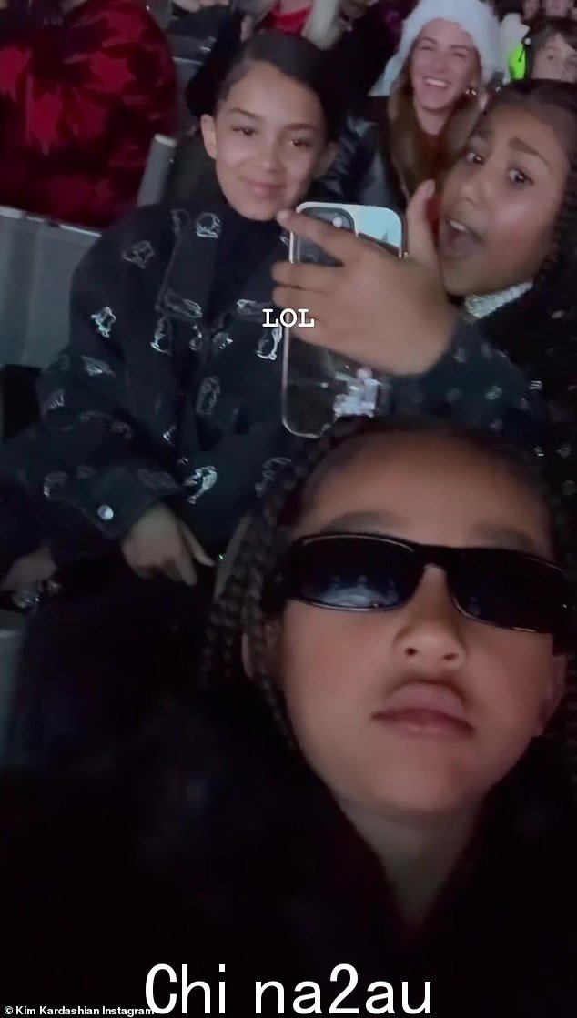 偷懒:女孩们在音乐会期间偷偷拍了一些愚蠢的照片