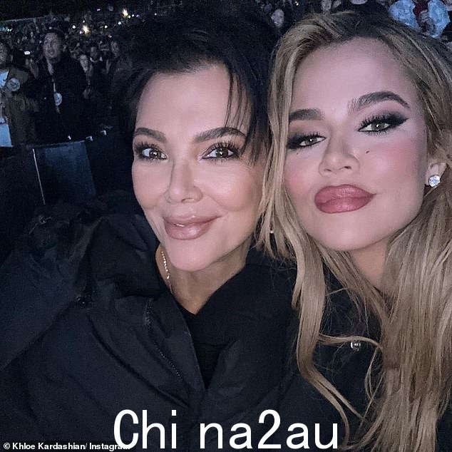 妈妈和女儿:Kris 和 Khloé 摆姿势自拍