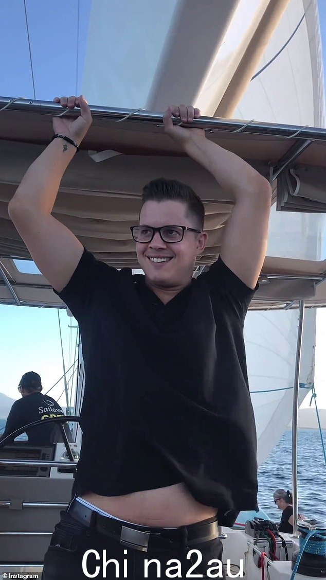 '今天我们怀着沉重的心情告别我们心爱的约翰尼,'声明如下
