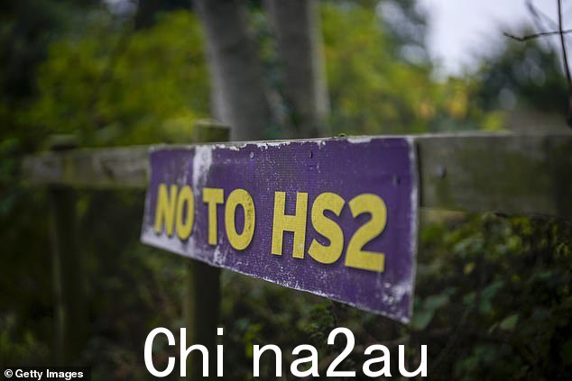在 HS2 伯明翰至曼彻斯特路段的柴郡乡村,饱经风雨的“禁止 HS2”标志