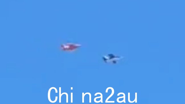 据了解,坠机前两架民用前军用喷气式教练机正在海湾上空编队飞行。图片:九个