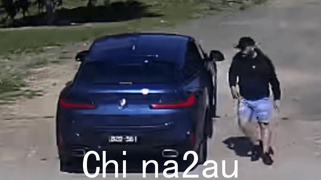 闭路电视录像还捕捉到两人驾驶深蓝色宝马 X4 逃跑，警方认为这辆车是被盗的。图片：维多利亚警察局