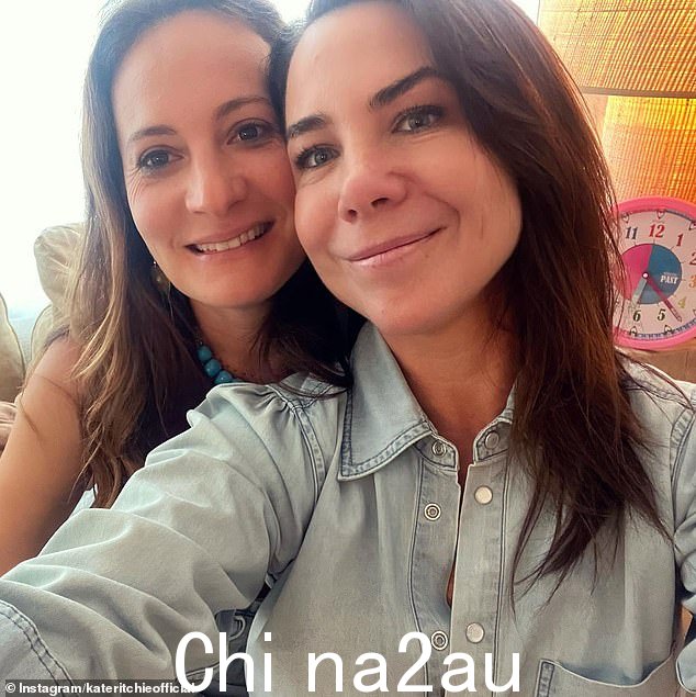 Ritchie 最近在 Instagram 上分享了一篇反思性的帖子,捕捉到了她与女友过着最美好的生活,但没有提及 Black