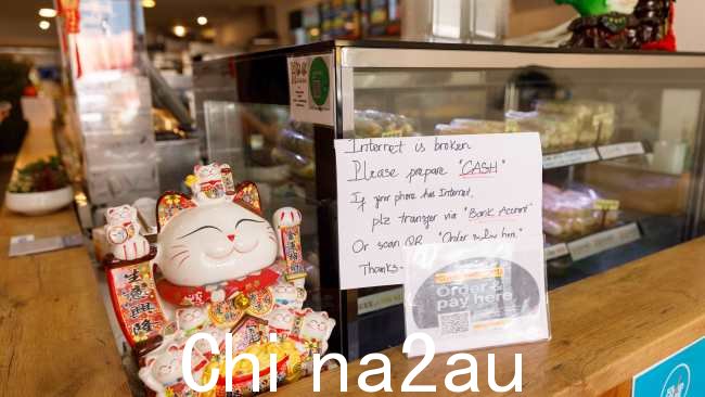 在帕拉马塔的 Xcelroll 外卖店,有一个标志要求顾客用现金或银行转帐付款,这是无数外卖店之一悉尼的企业因今早 Optus 全国断电而遭受损失。图片:Max Mason-Hubers