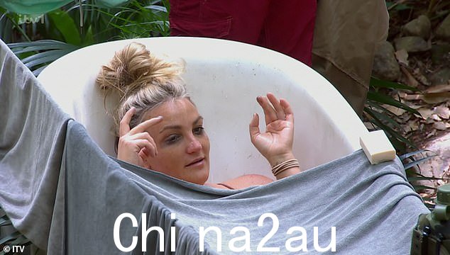 个人协奏曲:在周一的《我是名人》节目中,杰米·林恩·斯皮尔斯 (Jamie Lynn Spears) 在洗澡时被同伴们唱了小夜曲……获取我离开这里!