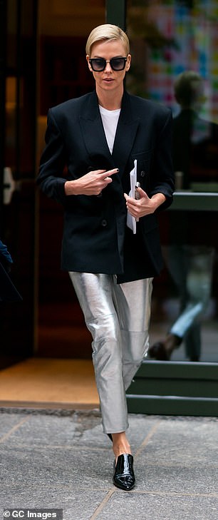 查理兹·塞隆 (Charlize Theron) 搭配中性单品的银色裤子
