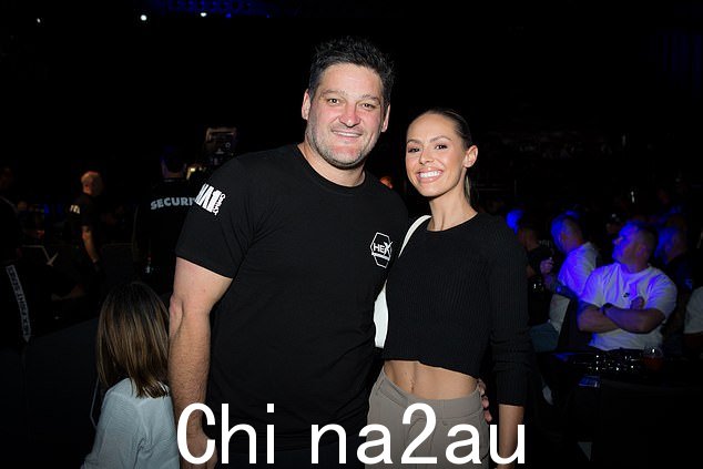 Fevola 的女儿 Mia 在墨尔本的笼边支持她的父亲