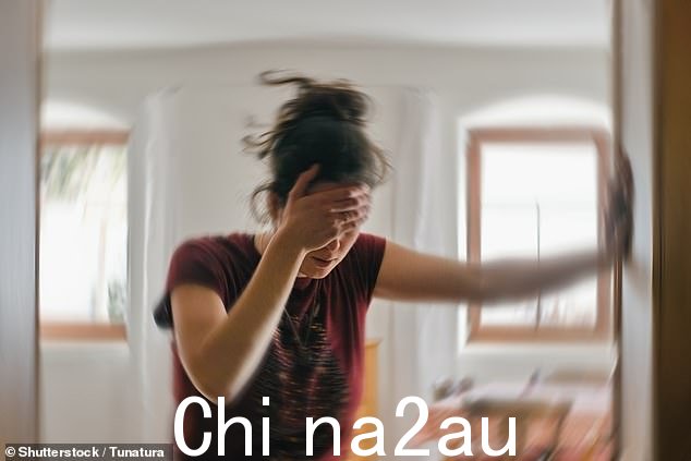 医学上的术语“眩晕”指的是一种非常不愉快的感觉,即你周围的一切都在旋转。马丁·斯卡博士写道(库存图片),它并不像许多人想象的那样是对高度的恐惧”class=
