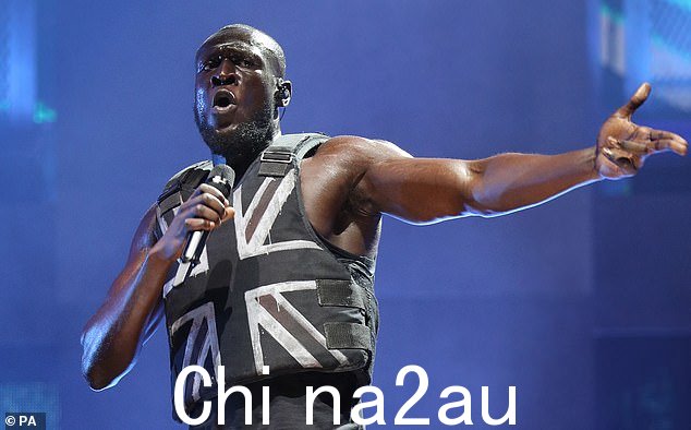 图为 Stormzy 在格拉斯顿伯里音乐节上表演。他后来透露,在格拉斯顿伯里音乐节上他的头条表演开始 20 分钟后,他的入耳式监听器出现故障,这成为他做过的“最困难的事情”