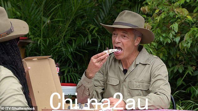 从英国脱欧到退出?奈杰尔·法拉奇 (Nigel Farage) 在《我是名人》(I'm A Celebrity) 中首次接受布什塔克 (Bushtucker) 审判时,在塞进羊的乳房和牛的乳头时作呕……该场景将于周一晚上在 ITV1 上播出