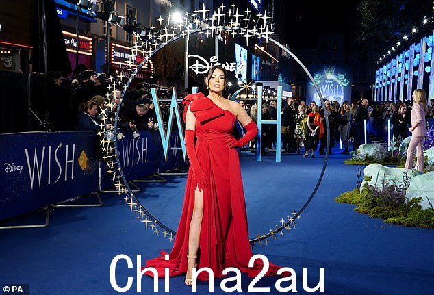 时尚:这位 38 岁的前 TOWIE 明星,在蓝色地毯上增光添彩时,戴着配套的手套和裸色高跟鞋,完成了她迷人的整体造型