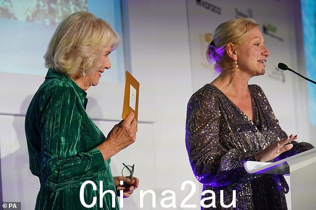 卡米拉女王收到了外国记者协会主席 Deborah Bonetti(右)授予荣誉会员资格