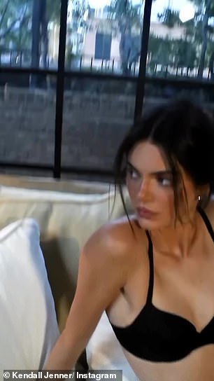 Kendall 于 2015 年首次为 Calvin Klein 拍摄广告大片,两人的合作关系似乎依然牢固