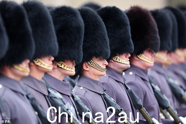 F连苏格兰卫兵的脚卫在今天的欢迎仪式前列队