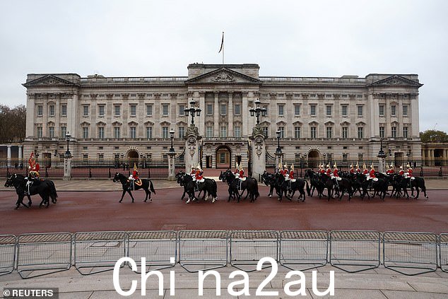 今天早上在伦敦白金汉宫外举行欢迎仪式之前的场景