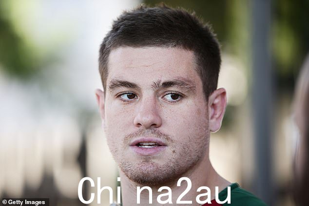 保罗·卡特 (Paul Carter) 在新南威尔士州北海岸考夫斯港 (Coffs Harbour) 酗酒期间向前女友脸上吐口水三口,因此面临法庭审判