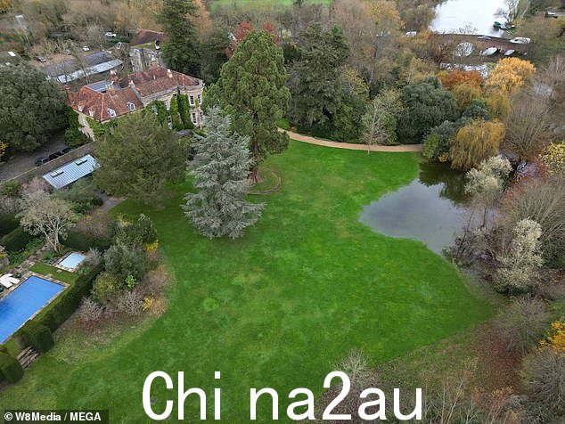 这座 17 世纪的二级保护建筑由于靠近泰晤士河岸而遭受洪水破坏