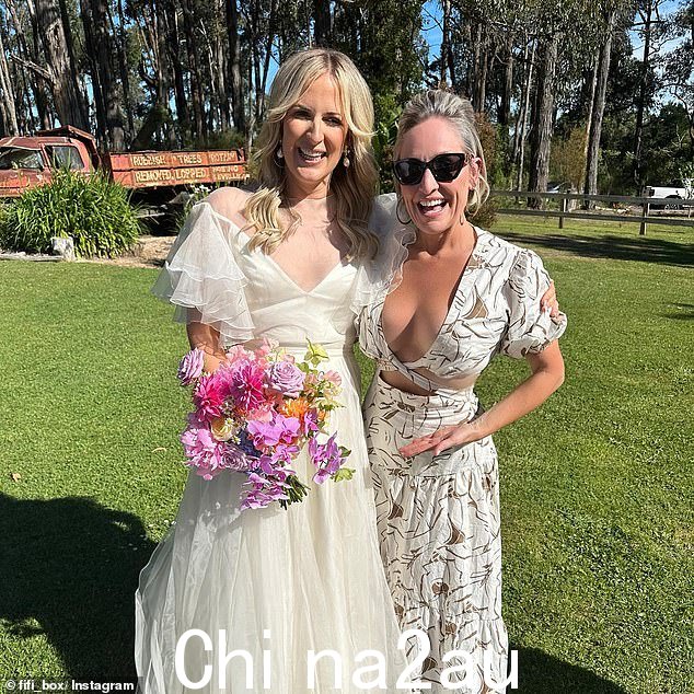 广播明星 Fifi Box 抢了新娘的风头,因为她在周末穿着一件非常低胸的连衣裙参加了她朋友的婚礼