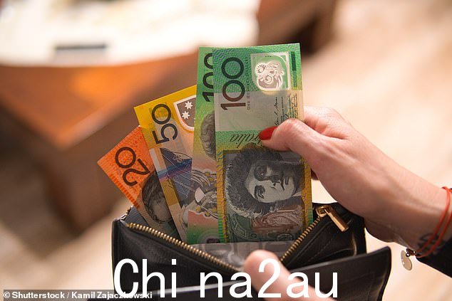 一项调查发现澳大利亚人的平均收入认为当他们停止工作时,他们需要 641,223 美元的退休金。图为一位女士手从钱包里拿钱