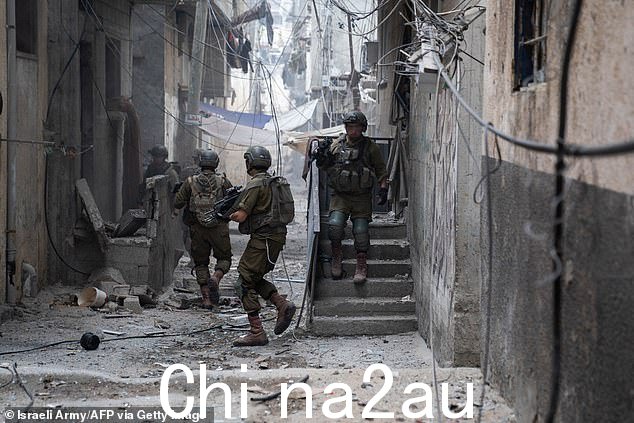 2023 年 11 月 20 日分享的图像中加沙地带南部 Zeitoun 区军事行动中的士兵