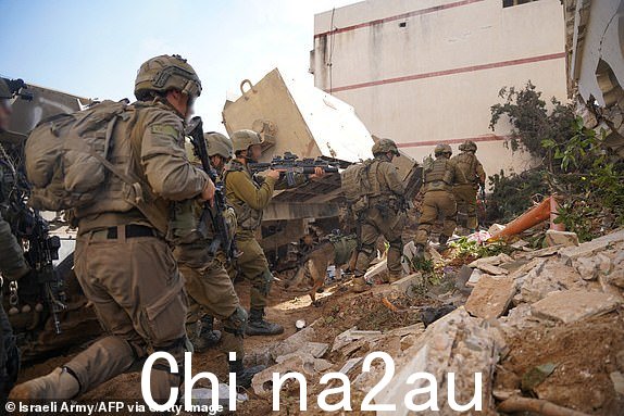 以色列军队于 2023 年 11 月 20 日发布的这张讲义图片显示了士兵们在在以色列和巴勒斯坦激进组织哈马斯之间持续战斗之际，加沙地带南部泽图恩地区的军事行动。 （以色列陆军/法新社拍摄）/仅限编辑使用 - 强制出处“法新社照片/以色列陆军” - 无营销、无广告活动 - 作为向客户提供的服务而分发（照片由 -/以色列陆军/法新社通过盖蒂图片社拍摄）” height=