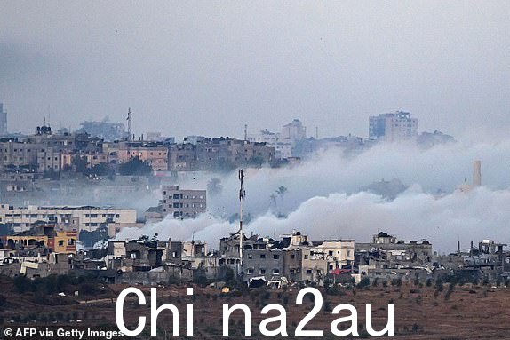 这张在以色列南部靠近加沙边境拍摄的照片显示了以色列人袭击后冒出的浓烟2023 年 11 月 21 日，以色列和巴勒斯坦哈马斯运动之间的战斗仍在继续，军队在巴勒斯坦领土上使用了烟雾弹。 （约翰·麦克杜格尔/法新社拍摄）（约翰·麦克杜格尔/法新社通过 Getty Images 拍摄）