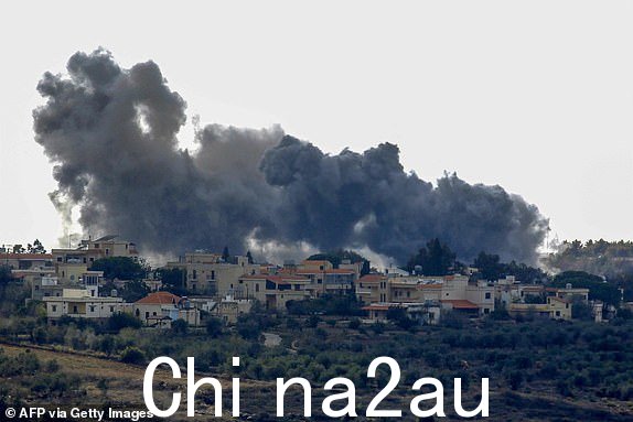 TOPSHOT - 以色列空气中滚滚浓烟2023 年 11 月 20 日，黎巴嫩 Alma al-Shaab 村郊区发生袭击，加沙地带南部与哈马斯武装分子的战斗仍在继续，跨境紧张局势日益加剧。（法新社摄影）（图片来源：-/AFP via Getty图片）