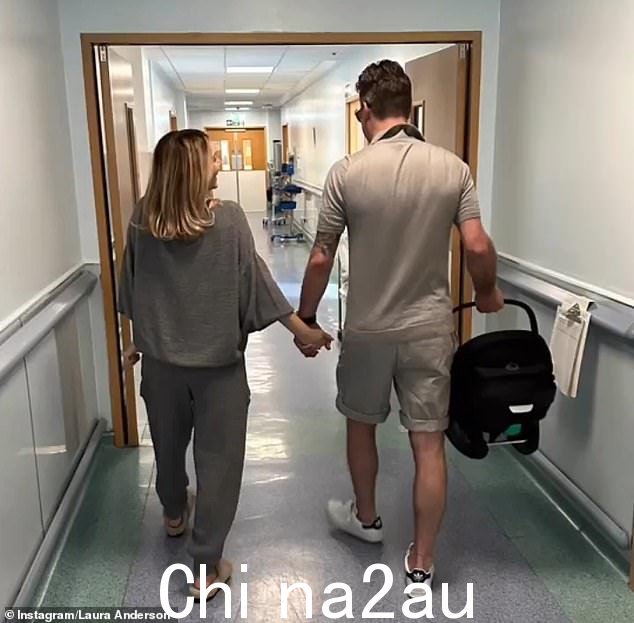 复合? Laura 分享了一张她和 Gary 与 Bonnie 牵着手离开医院的照片