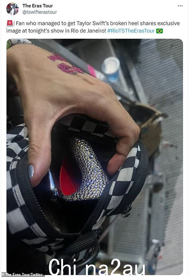 幸运粉丝:一位幸运的 Swiftie 似乎抓住了闪闪发光的断鞋跟,并将该图片分享到他们的 Twitter 帐户