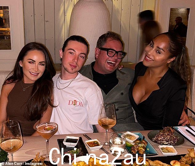 Pals: 八月份,有人看到两人和一群朋友一起出去玩,有人看到卡勒姆一起出去吃饭时把手放在艾伦的膝盖上摆姿势