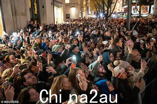 粉丝:一群人聚集在一起见证奢华的新展示的展开