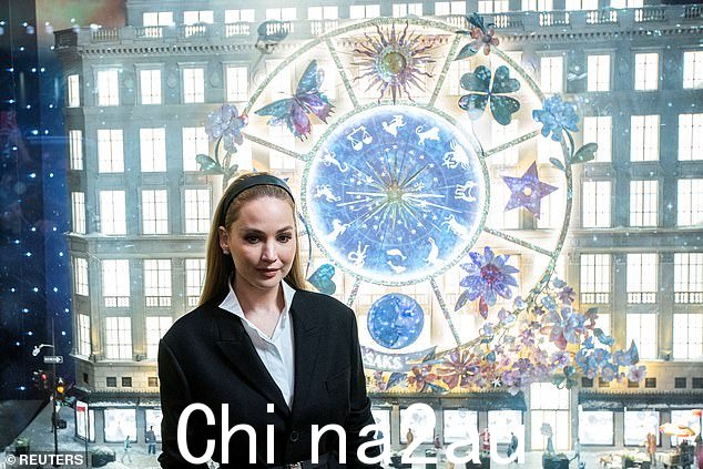 美丽:灯光盛宴横跨 10 层建筑,店内设有特色装置和 300,000 个 LED 灯