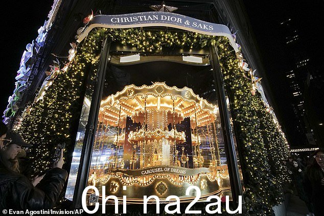 Merry:迪奥专卖店闪烁着无数温暖的黄色灯光