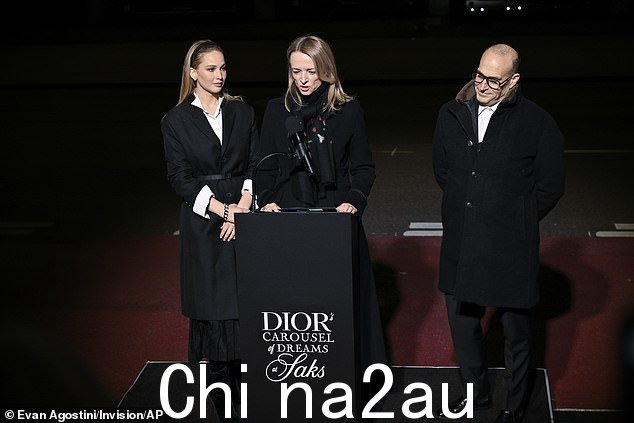 像专业人士一样:然而,像真正的专业人士一样,她很快镇定下来并继续演讲,然后揭开了窗户
