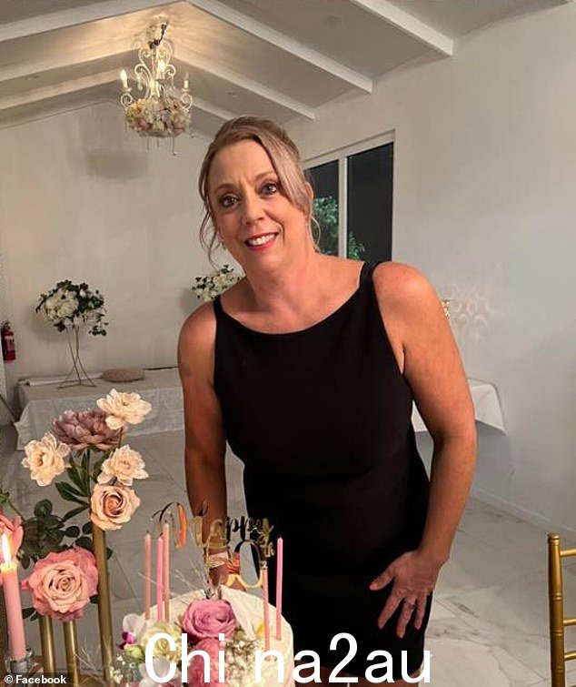 Cath Groom(如图),51 岁,在经历胸痛并呼叫从未到达的救护车后死亡