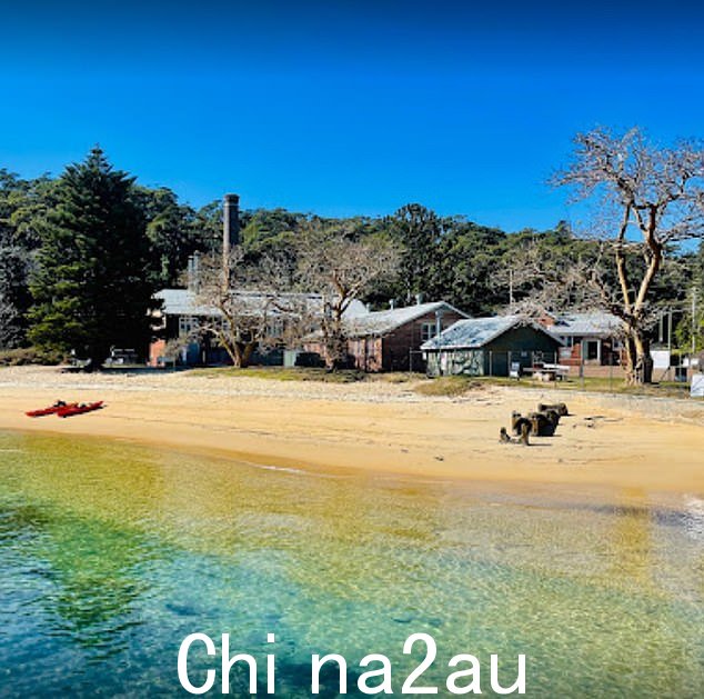 观看人群的完美地点,顾客可以看到游客在银色的海水中游泳、浮潜、划皮划艇以及沿着钻石沙滩丛林漫步