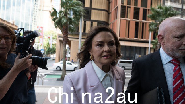前项目主持人 Lisa Wilkinson 抵达周三上午,悉尼联邦法院审理诽谤案。图片:NCA NewsWire / Flavio Brancaleone