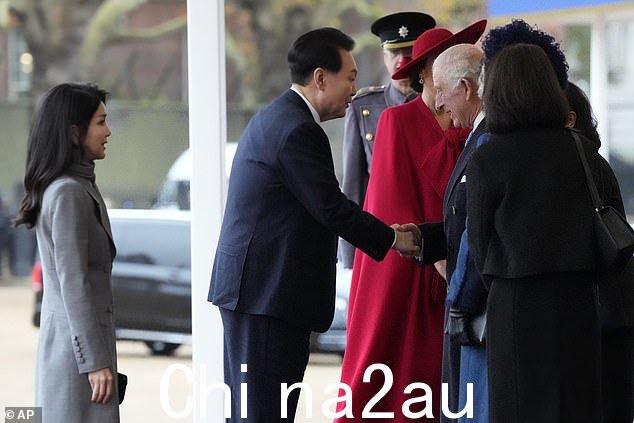 尹先生与查尔斯国王握手,他和他的妻子今天在伦敦受到了皇家的欢迎