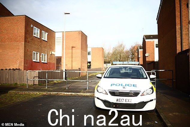 周六涉嫌谋杀现场的一辆警车。警方已对一名 16 岁男孩提出指控