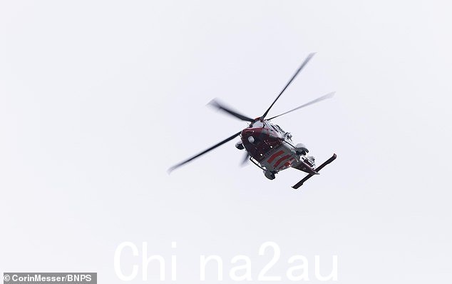 对 Haw 先生进行了搜索,但直到 12 天后才找到他的尸体(如图:警察直升机机组人员在对普尔港进行搜索后返回帕克斯通游艇俱乐部)